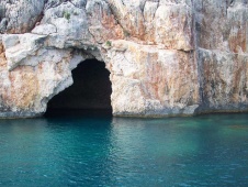 Голубая пещера, известная как Пещера пиратов